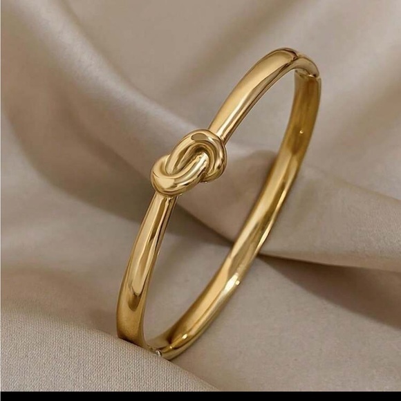 Gold knot bracelet - Picture 2 of 4